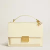 Bolso Venezia en piel repujada color mantequilla con doble colgante