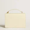 Bolso Venezia en piel repujada color mantequilla con doble colgante