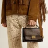 Bolso Venezia en piel vintage marrón oscuro con relieve y detalles dorados