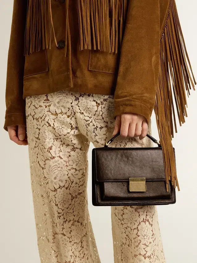 Bolso Venezia en piel vintage marrón oscuro con relieve y detalles dorados