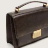 Bolso Venezia en piel vintage marrón oscuro con relieve y detalles dorados