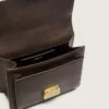Bolso Venezia en piel vintage marrón oscuro con relieve y detalles dorados
