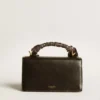 Bolso Venezia pequeño en piel de vacuno en negro con pañuelo de seda