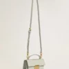 Bolso Venezia pequeño en piel granulada gris mineral con detalles dorados