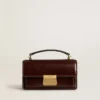 Bolso Venezia pequeño en piel laminada marrón oscuro con detalles dorados