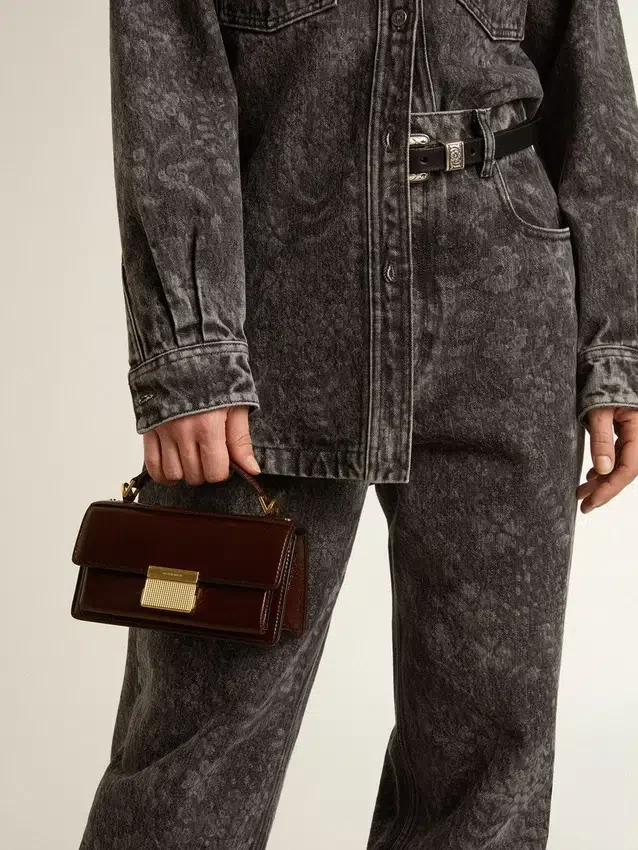 Bolso Venezia pequeño en piel laminada marrón oscuro con detalles dorados