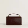 Bolso Venezia pequeño en piel laminada marrón oscuro con detalles dorados