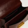 Bolso Venezia pequeño en piel laminada marrón oscuro con detalles dorados