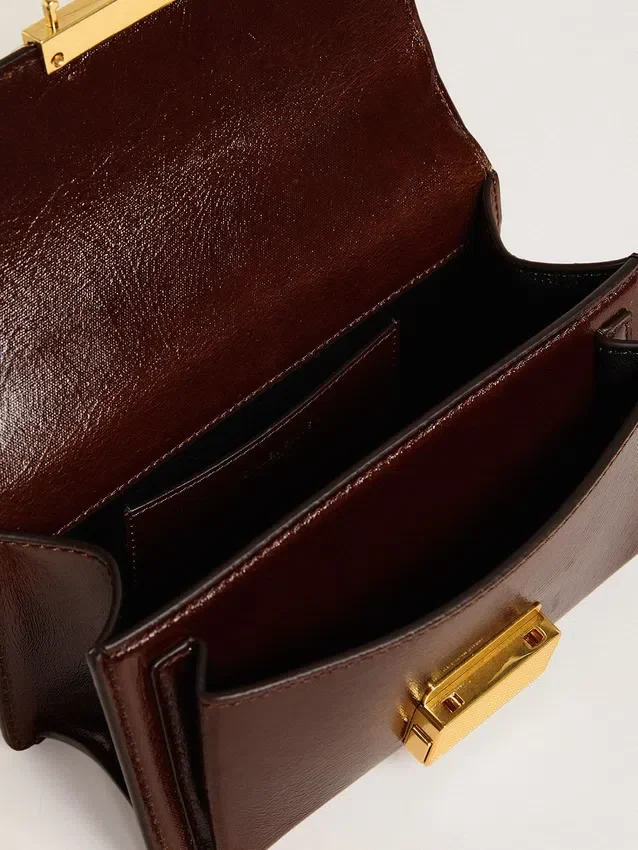 Bolso Venezia pequeño en piel laminada marrón oscuro con detalles dorados