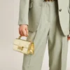 Bolso Venezia pequeño en piel metalizada dorada con detalles dorados