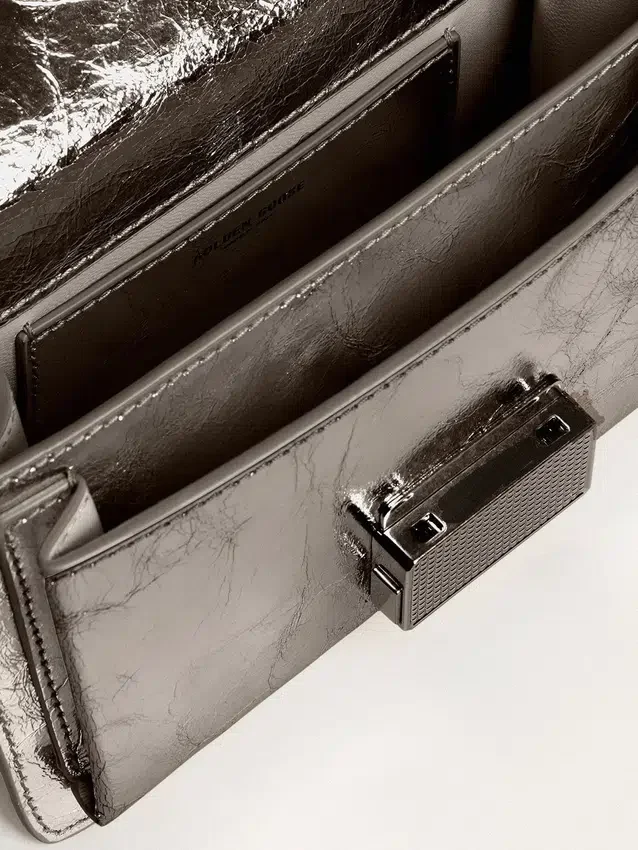 Bolso Venezia pequeño en piel metalizada gris antracita con detalles en negro
