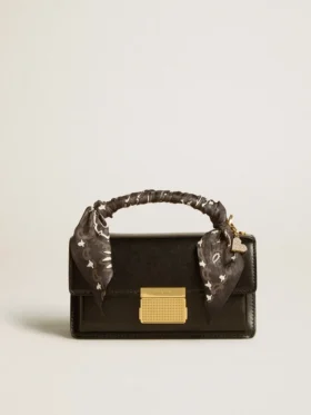Bolso Venezia pequeño en piel negra con relieve, pañuelo de seda y colgante