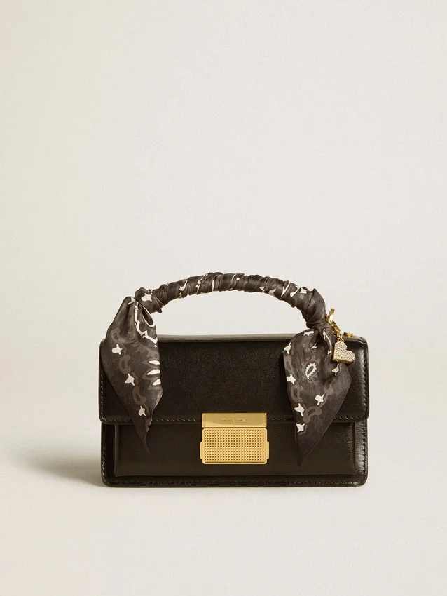 Bolso Venezia pequeño en piel negra con relieve, pañuelo de seda y colgante