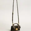 Bolso Venezia pequeño en piel negra con relieve, pañuelo de seda y colgante
