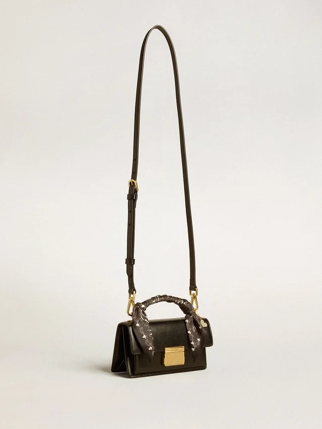 Bolso Venezia pequeño en piel negra con relieve, pañuelo de seda y colgante
