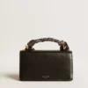 Bolso Venezia pequeño en piel negra con relieve, pañuelo de seda y colgante