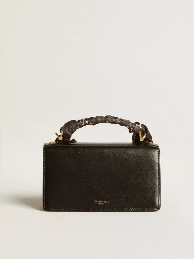 Bolso Venezia pequeño en piel negra con relieve, pañuelo de seda y colgante