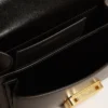 Bolso Venezia pequeño en piel negra con relieve, pañuelo de seda y colgante