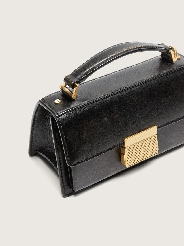 Bolso Venezia pequeño en piel negra envejecida con detalles dorados
