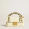 Bolso Venezia pequeño en piel repujada color mantequilla con bufanda trenzada y doble colgante