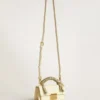 Bolso Venezia pequeño en piel repujada color mantequilla con bufanda trenzada y doble colgante