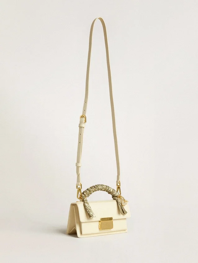 Bolso Venezia pequeño en piel repujada color mantequilla con bufanda trenzada y doble colgante