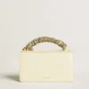 Bolso Venezia pequeño en piel repujada color mantequilla con bufanda trenzada y doble colgante