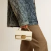 Bolso Venezia pequeño en piel repujada color mantequilla con detalles dorados