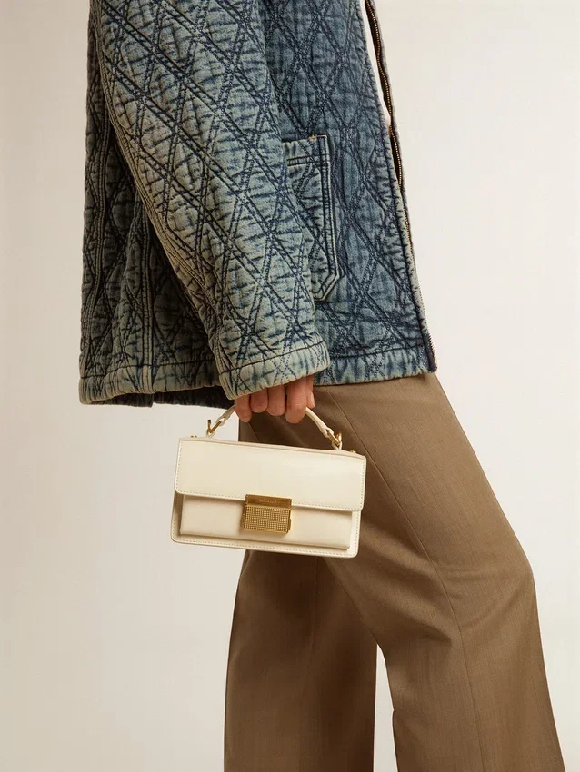 Bolso Venezia pequeño en piel repujada color mantequilla con detalles dorados