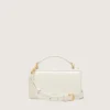 Bolso Venezia pequeño en piel repujada color mantequilla con detalles dorados