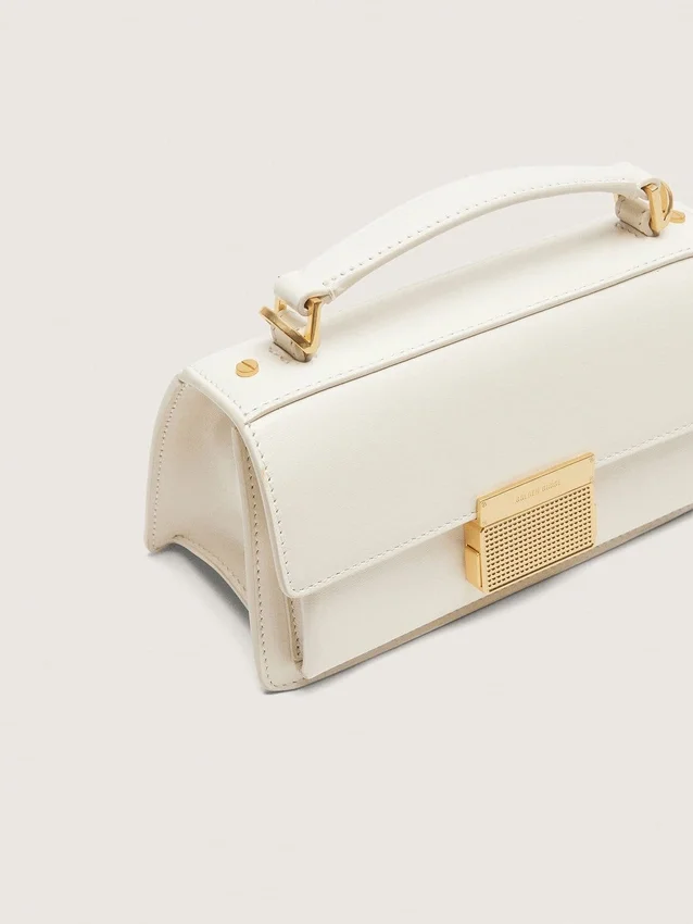Bolso Venezia pequeño en piel repujada color mantequilla con detalles dorados