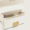 Bolso Venezia pequeño en piel repujada color mantequilla con detalles dorados