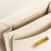 Bolso Venezia pequeño en piel repujada color mantequilla con detalles dorados