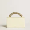 Bolso Venezia pequeño en piel repujada color mantequilla con fular trenzado