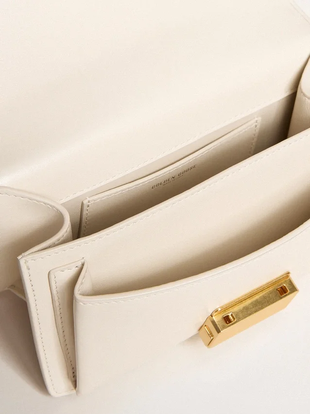 Bolso Venezia pequeño en piel repujada color mantequilla con fular trenzado
