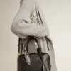 Bolso Vita en piel de oveja negra con detalles dorados