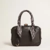 Bolso Vita en piel de oveja negra con detalles dorados