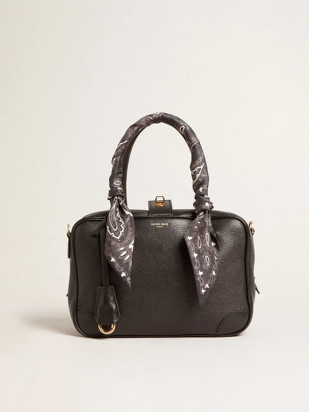 Bolso Vita en piel de oveja negra con detalles dorados