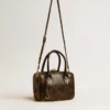 Bolso Vita en piel envejecida negra con detalles dorados