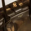 Bolso Vita en piel envejecida negra con detalles dorados