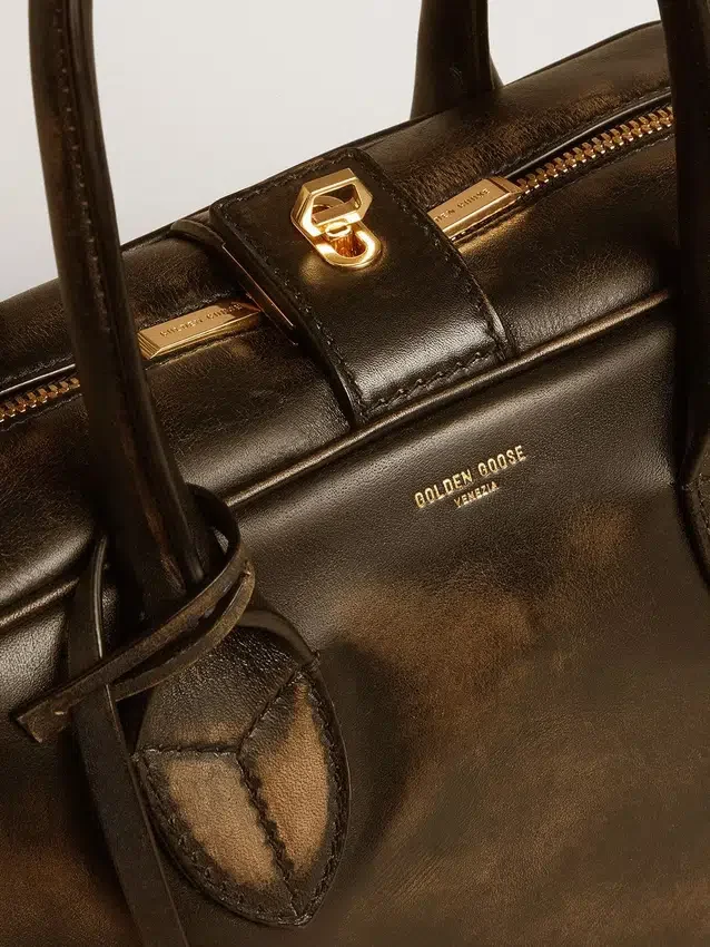 Bolso Vita en piel envejecida negra con detalles dorados