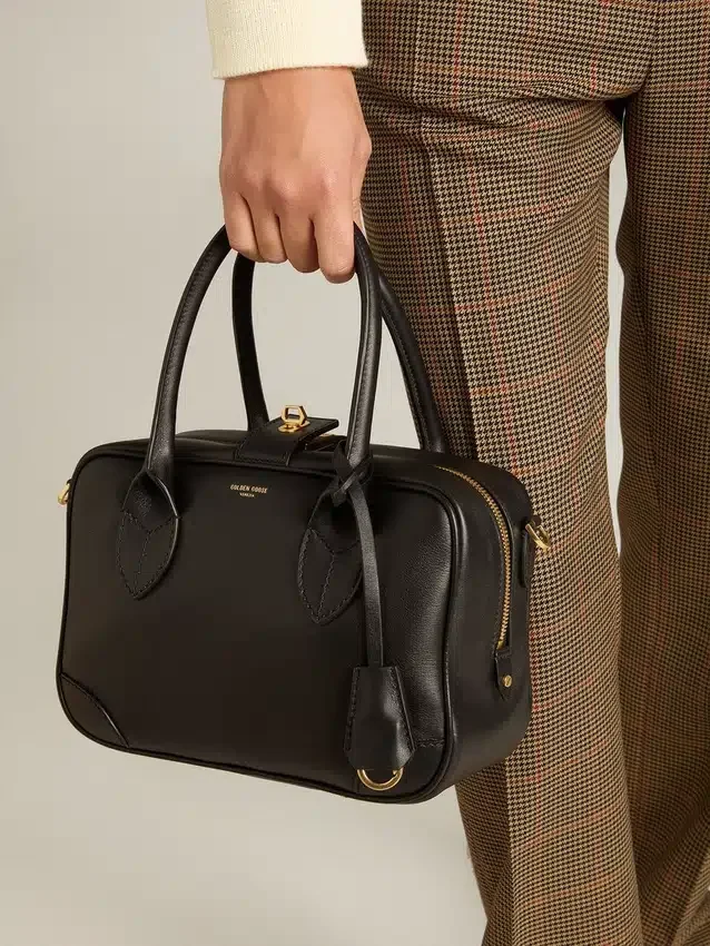 Bolso Vita en piel lisa negra con detalles dorados