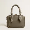 Bolso Vita en piel verde salvia con detalles dorados