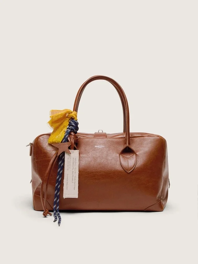Bolso Vita mediano de piel marrón claro con dijes y detalles plateados