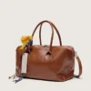 Bolso Vita mediano de piel marrón claro con dijes y detalles plateados