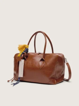 Bolso Vita mediano de piel marrón claro con dijes y detalles plateados