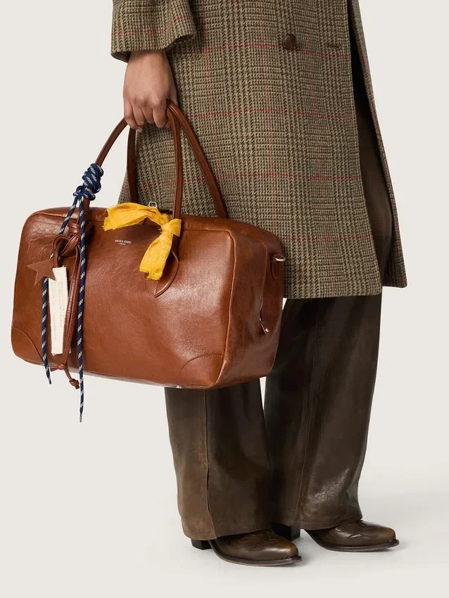 Bolso Vita mediano de piel marrón claro con dijes y detalles plateados