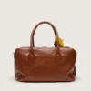 Bolso Vita mediano de piel marrón claro con dijes y detalles plateados