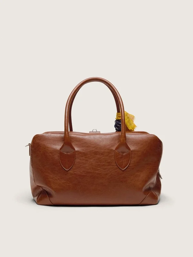 Bolso Vita mediano de piel marrón claro con dijes y detalles plateados
