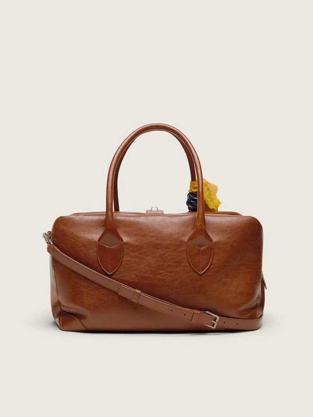 Bolso Vita mediano de piel marrón claro con dijes y detalles plateados